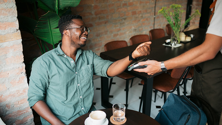 Homme utilisant sa montre pour payer